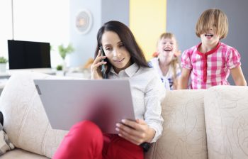 Soluții tech pentru familii moderne: De la monitorizarea copiilor la parenting digital