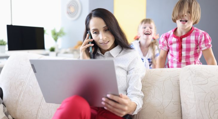 Soluții tech pentru familii moderne: De la monitorizarea copiilor la parenting digital